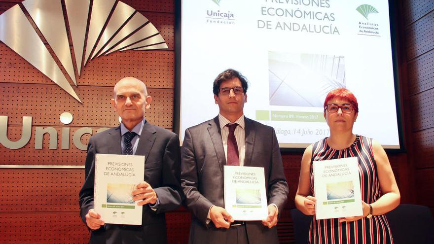 Francisco García Navas, Rafael Muñoz y Felisa Becerra, ayer en la sede de Unicaja.