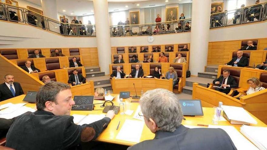 El presidente de la Diputación, Valentín González, justo antes de comenzar el pleno de ayer.