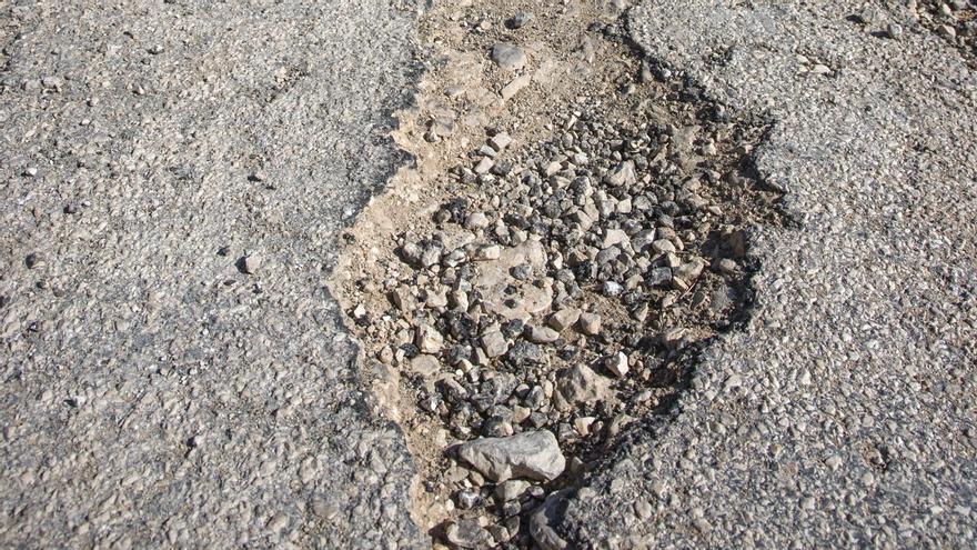 Los agujeros de la carretera de Les Llacunes en la actualidad.