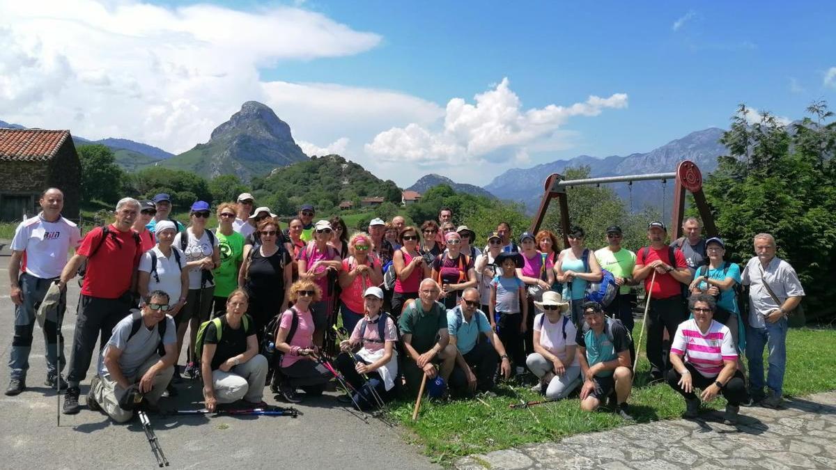 Los caminantes, en la localidad de Cavandi, con la Pica Peñamelleras al fondo