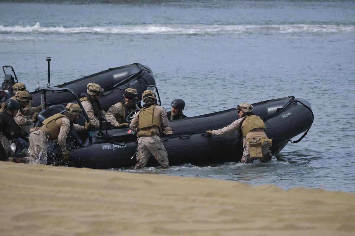Exhibición por el Día de las Fuerzas Armadas, en la playa de Alcaravaneras Exhibición por el Día de las Fuerzas Armadas, en la playa de Alcaravaneras