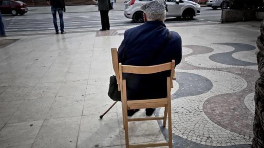 Una persona mayor, en la Explanada de Alicante, en imagen de archivo.