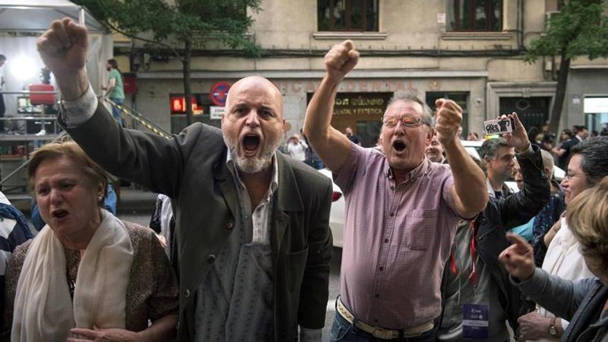 Afines a Sánchez se congregan en Ferraz al grito de &quot;¡Pedro, presidente!&quot;