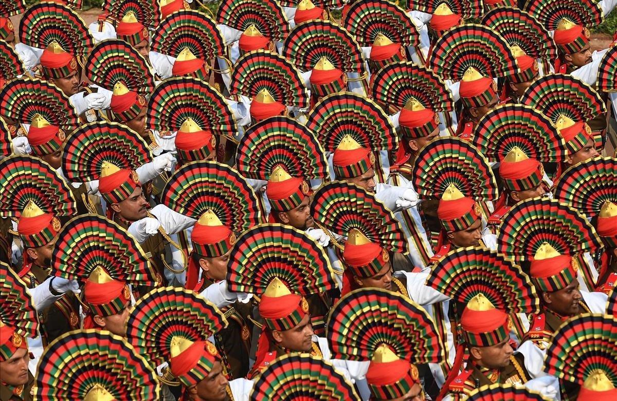 Marchas contingentes de la fuerza de la fuerza suraksha de la India durante el ensayo general para el próximo desfile del Día de la República en Nueva Delhi.