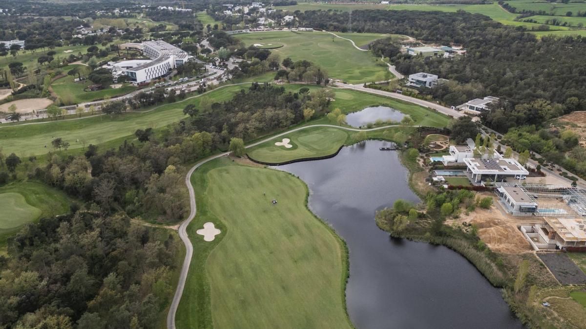 Imagen aérea de uno de los dos campos de golf de Camiral, en Caldes de Malavella (Girona).