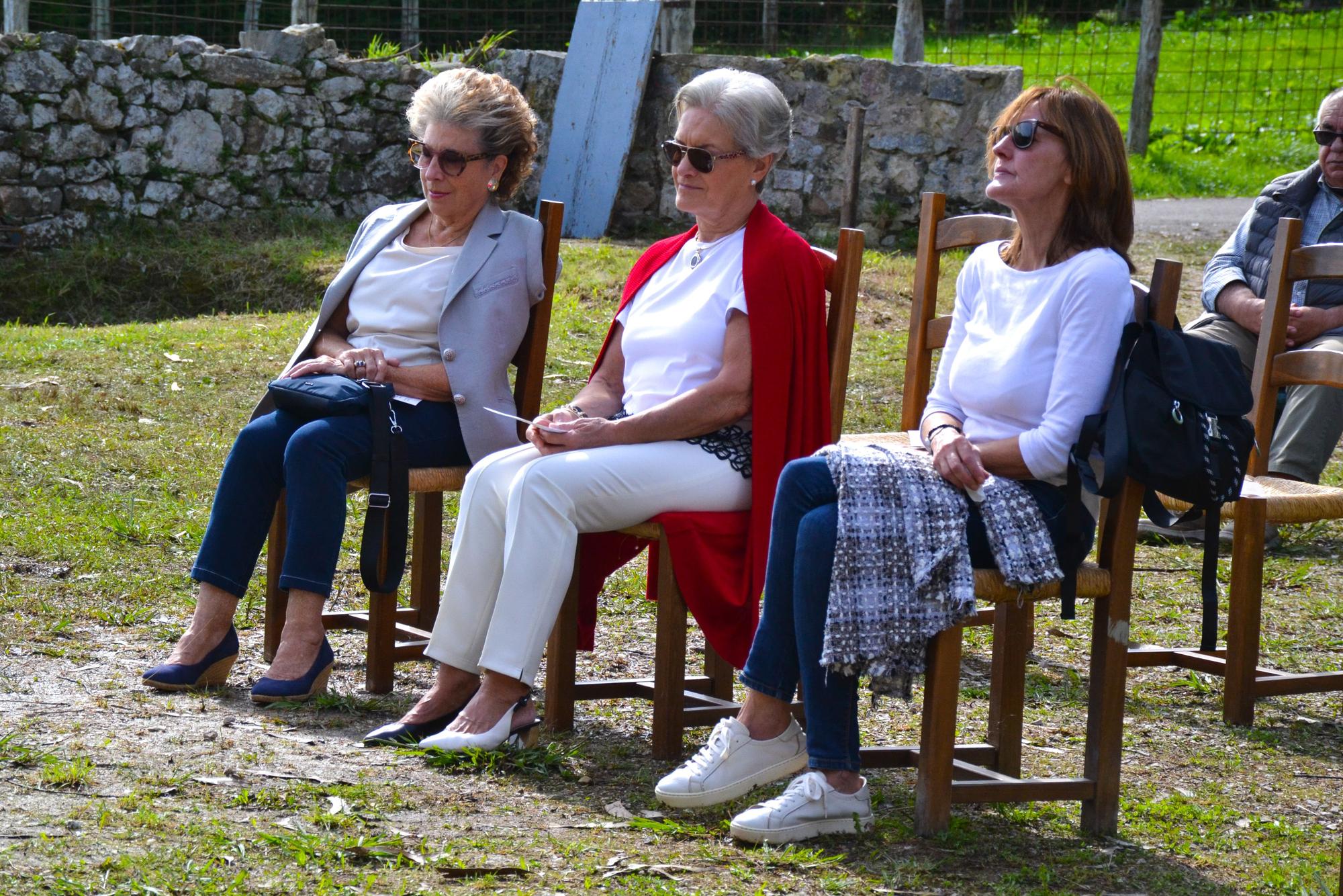 Por la izquierda Rita Mari Álvarez, Ana Fernández y Henar Ortiz, ayer en Moru en el homenaje a Menchu Álvarez del Valle.