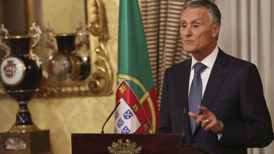 El presidente portugués, Aníbal Cavaco Silva, durante su alocución televisiva de anoche. // Efe