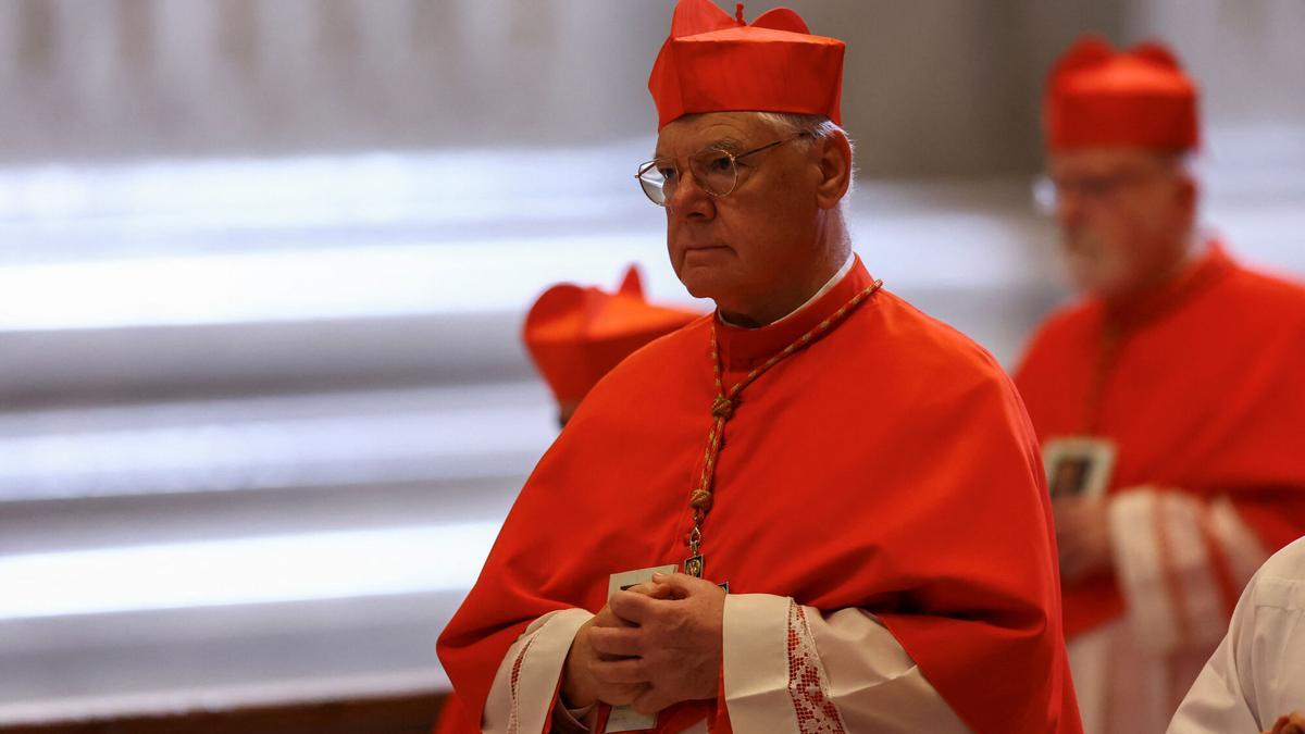 El cardenal Gerhard Ludwig Muller, en la basílica de San Pedro, durante la capilla ardiente del papa Francisco