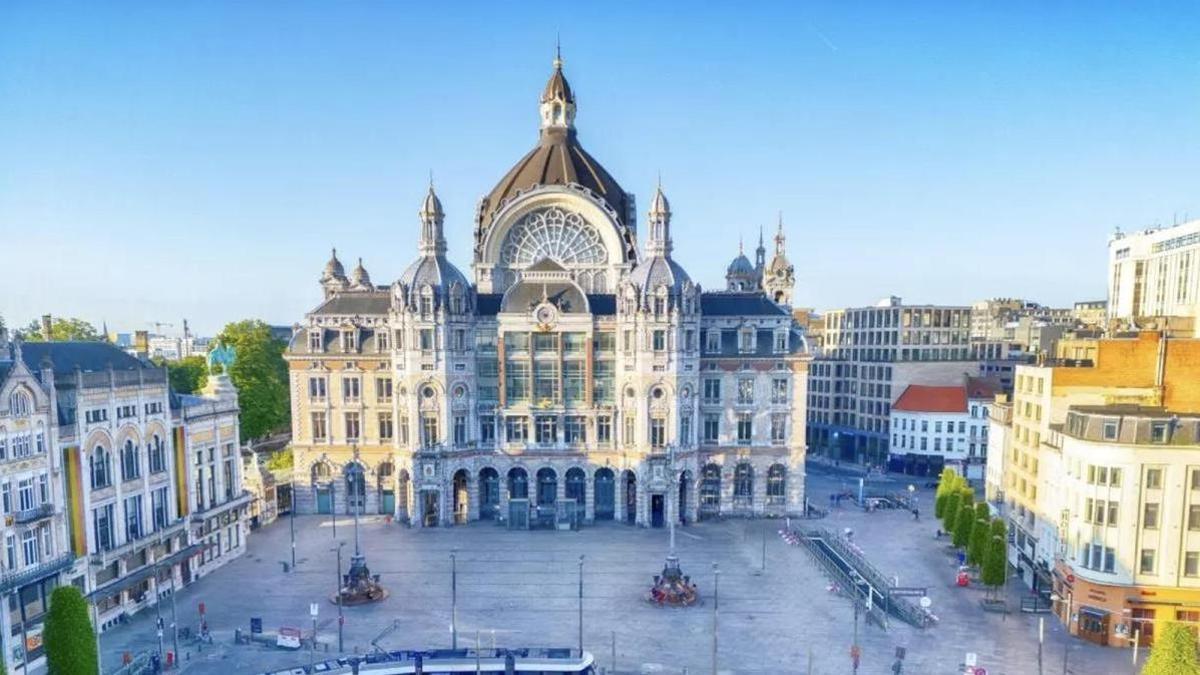La estación de tren más bonita de Europa se llama "la Catedral de hierro": un emblema con más de 20 tipos de mármol y una cúpula de cristal de 75 metros de altura