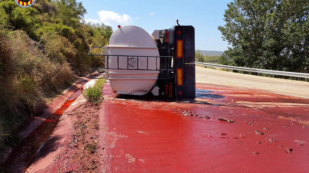 El vertido de retardante de incendios en Navaln.