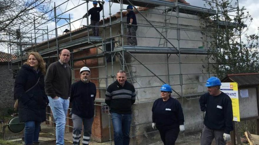 Autoridades y participantes en &quot;Actívate&quot; en la escuela, ayer.