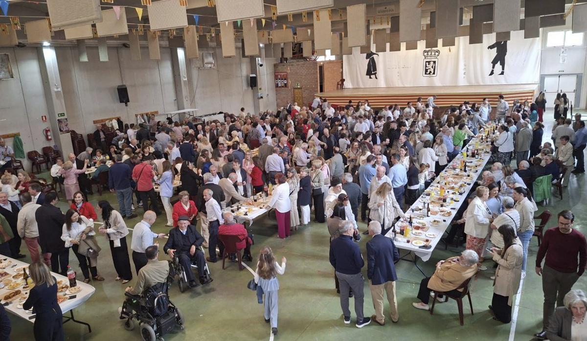 Los vecinos disfrutaron de un aperitivo en el pabellón. | SERVICIO ESPECIAL