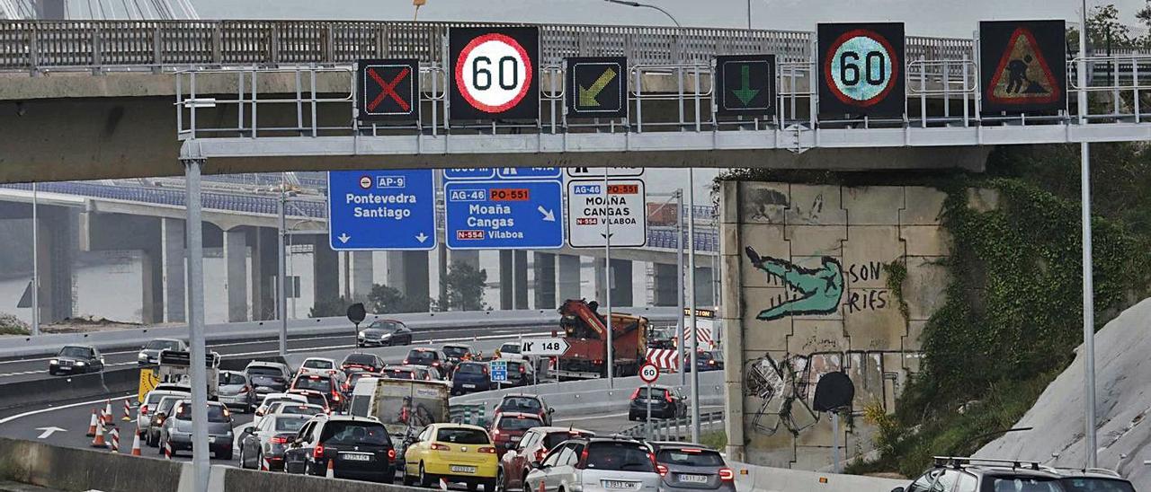 Atascos en la autopista en Rande debido a las obras que se realizaron en el puente.  // FDV