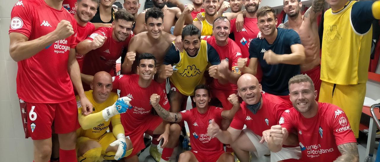 Los jugadores del Alcoyano celebran la victoria en el vestuario al final del partido