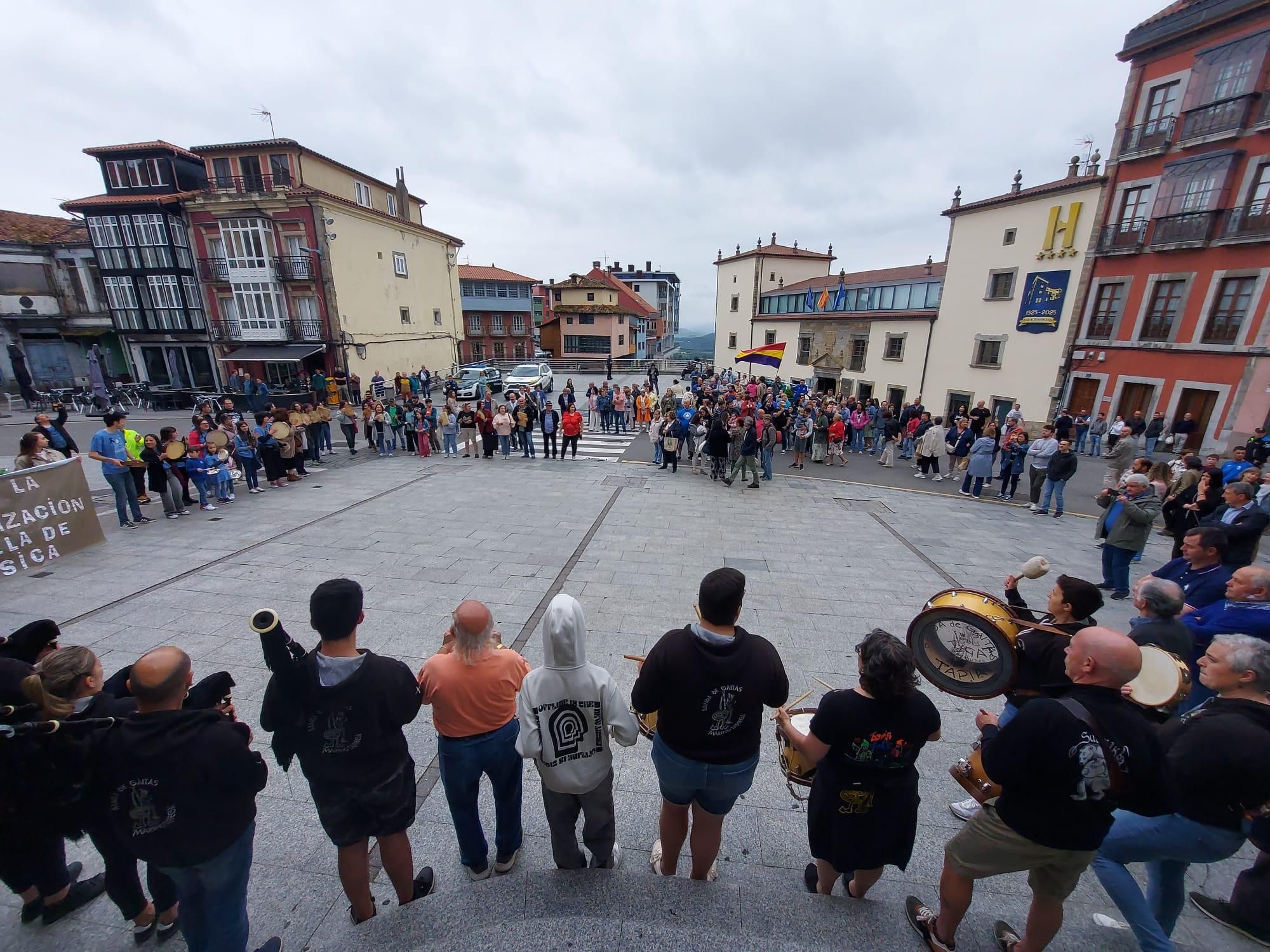 En imágenes: Así fue la manifestación contra el cierre de la Escuela de Música de Tineo