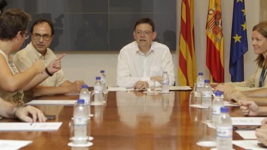 El presidente del Gobierno valenciano, Ximo Puig, con el conseller de Hacienda, Vicent Soler, y otros responsables del área económica del Consell, en la reunión de ayer.