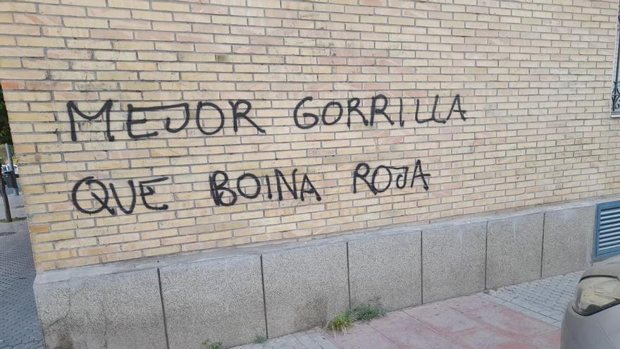 "Mejor gorrilla que boina roja" y "Fuera patrulleros de nuestro barrio": El Cerezo amanece lleno de pintadas contra la élite de la Policía Local