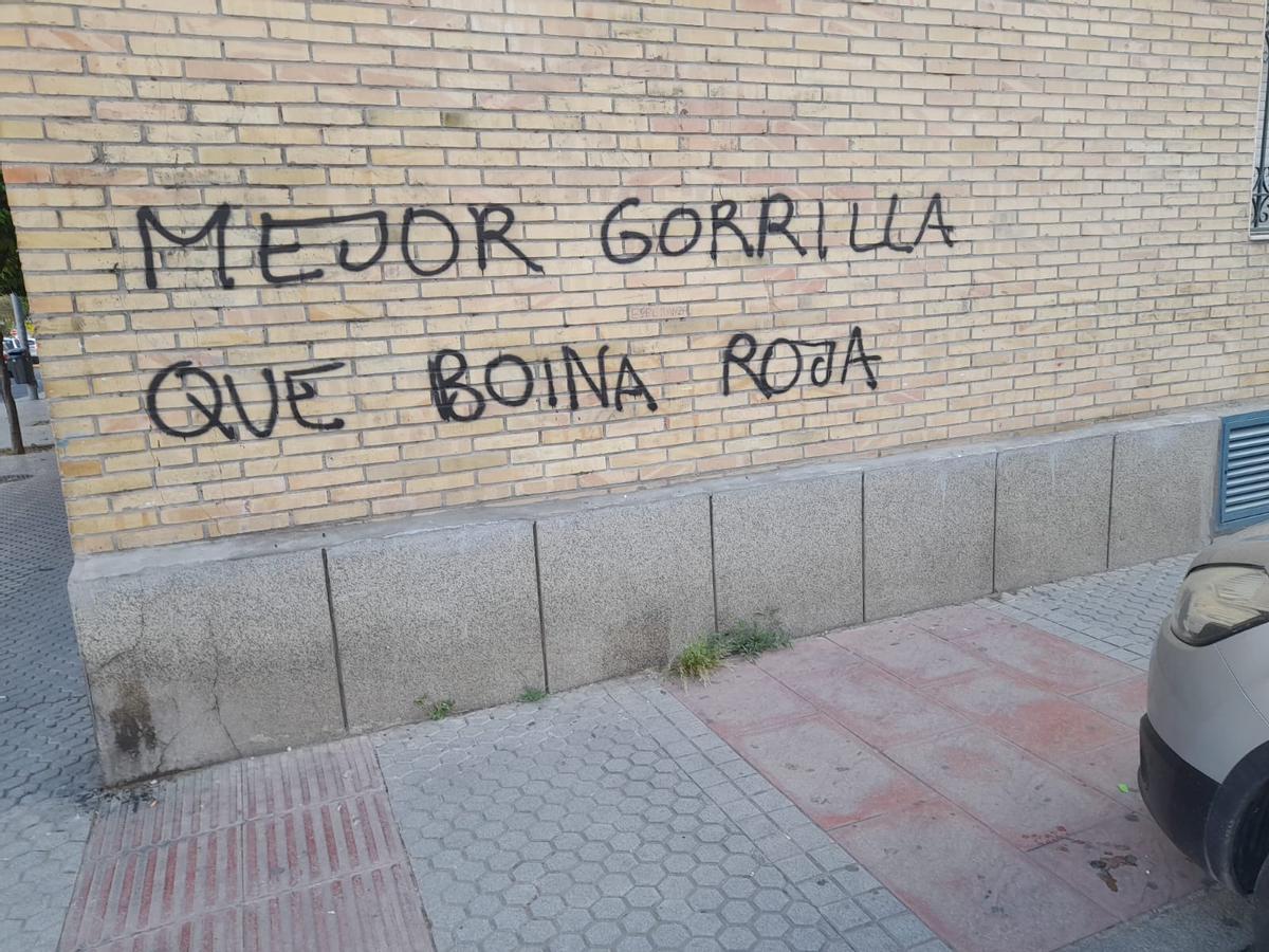 Pintadas en El Cerezo contra el GAR, la nueva unidad de élite de la Policía Local.