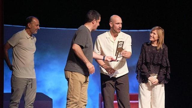 L’autor Tomás Verdú arreplega el premi de la Mostra