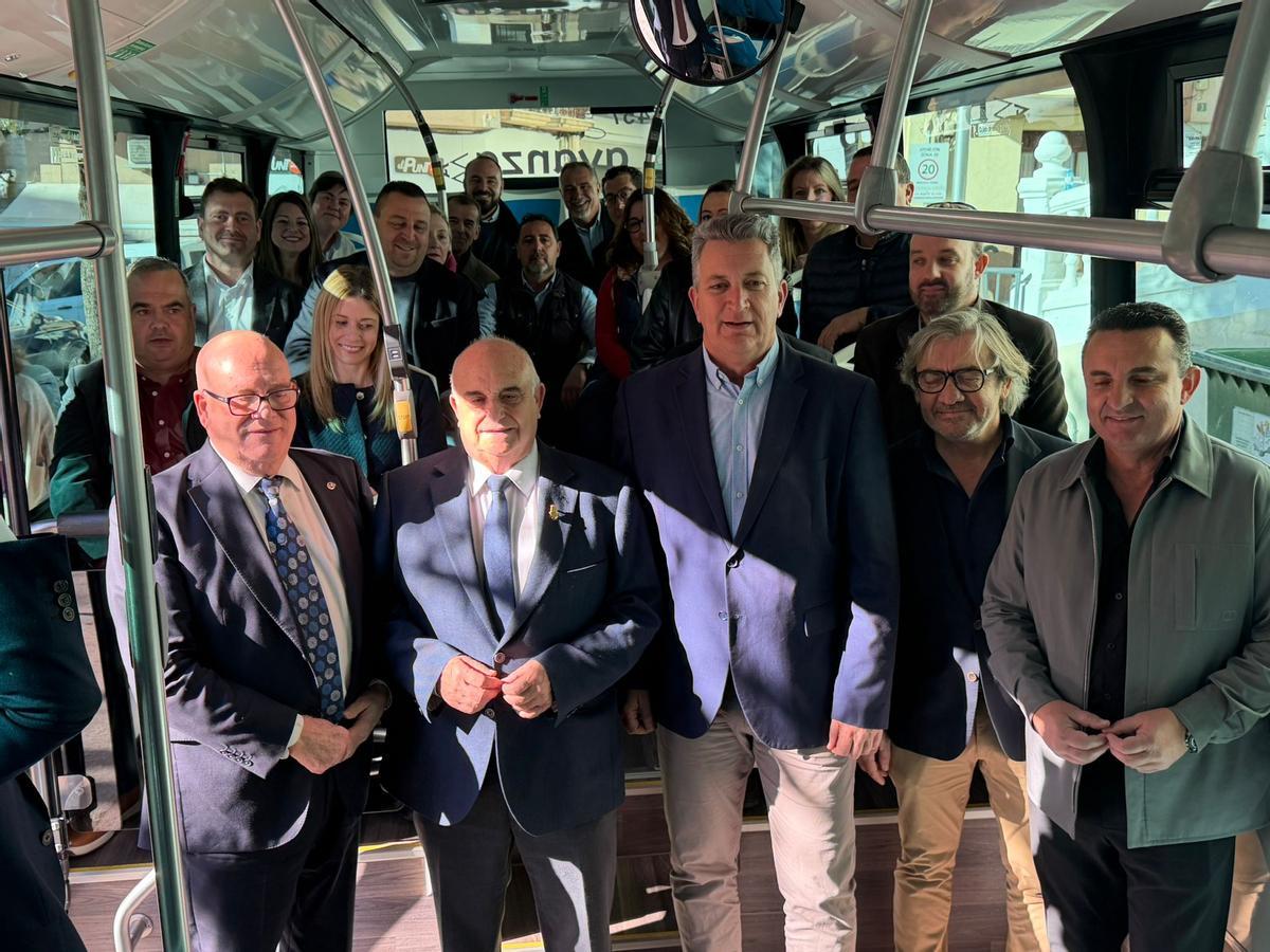 El conseller Martínez Mus con alcaldes de la Marina Baixa subiendo al transporte comarcal.