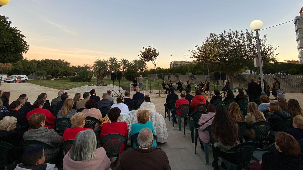 Decenas de personas han asistido al homenaje