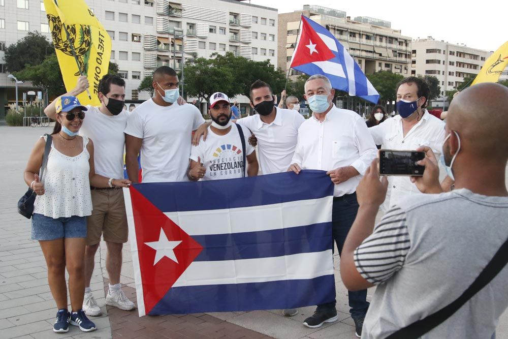 Decenas de cubanos en Córdoba denuncian el "maltrato a la gente" en su país