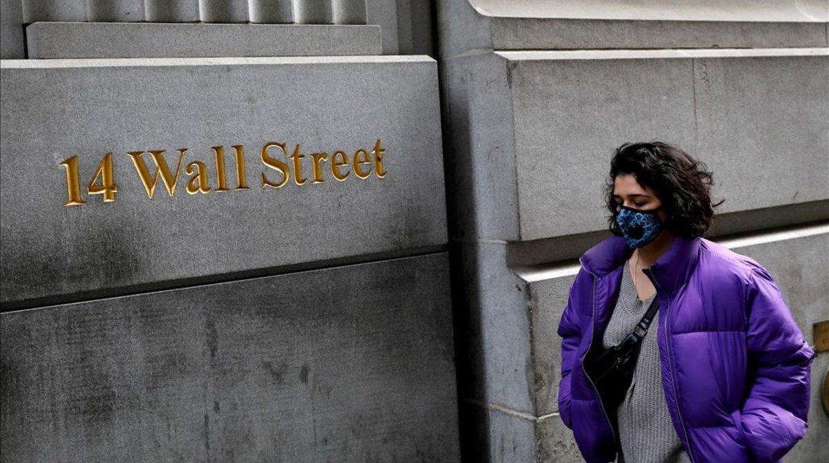 zentauroepp52735032 file photo  a person wearing a face mask walks along wall st200311180412