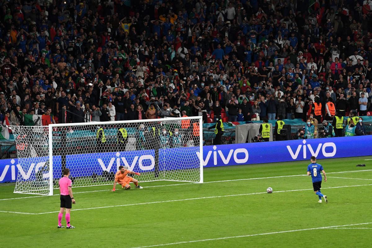 Jorginho engaña a Unai Simón en el penalti que clasificó a Italia para la final.