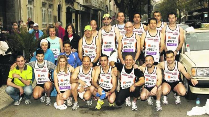 Participantes en la pasada edición de la media maratón «Ruta de la Reconquista», ante el puente de Cangas de Onís. / J. M. CARBAJAL