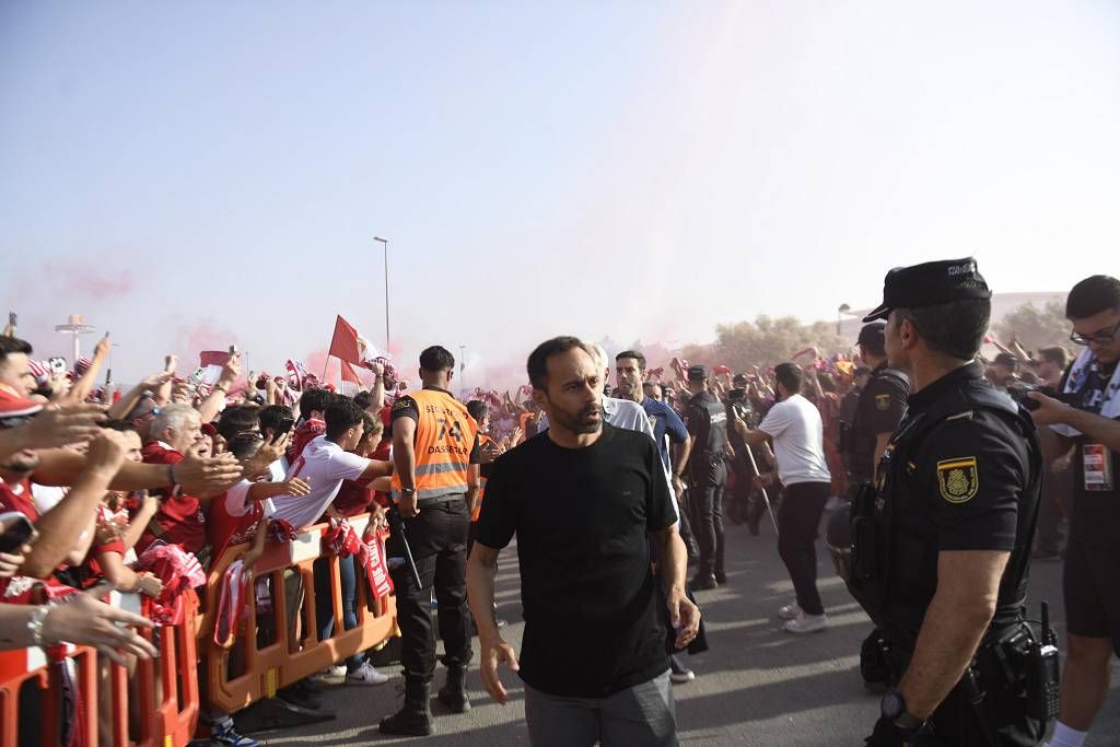 Recibimiento de la afición al Real Murcia antes del partido ante el Nástic