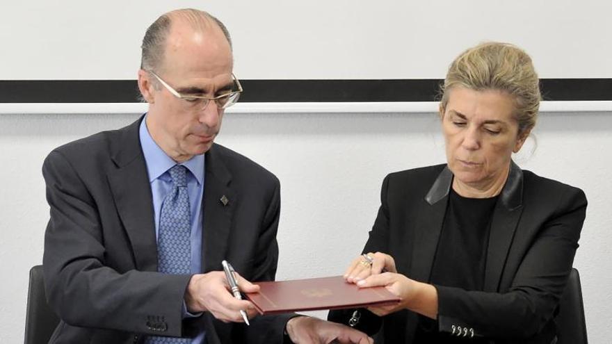 Jesús Vázquez Almuíña e Isabel Moreno García, durante la firma del convenio.