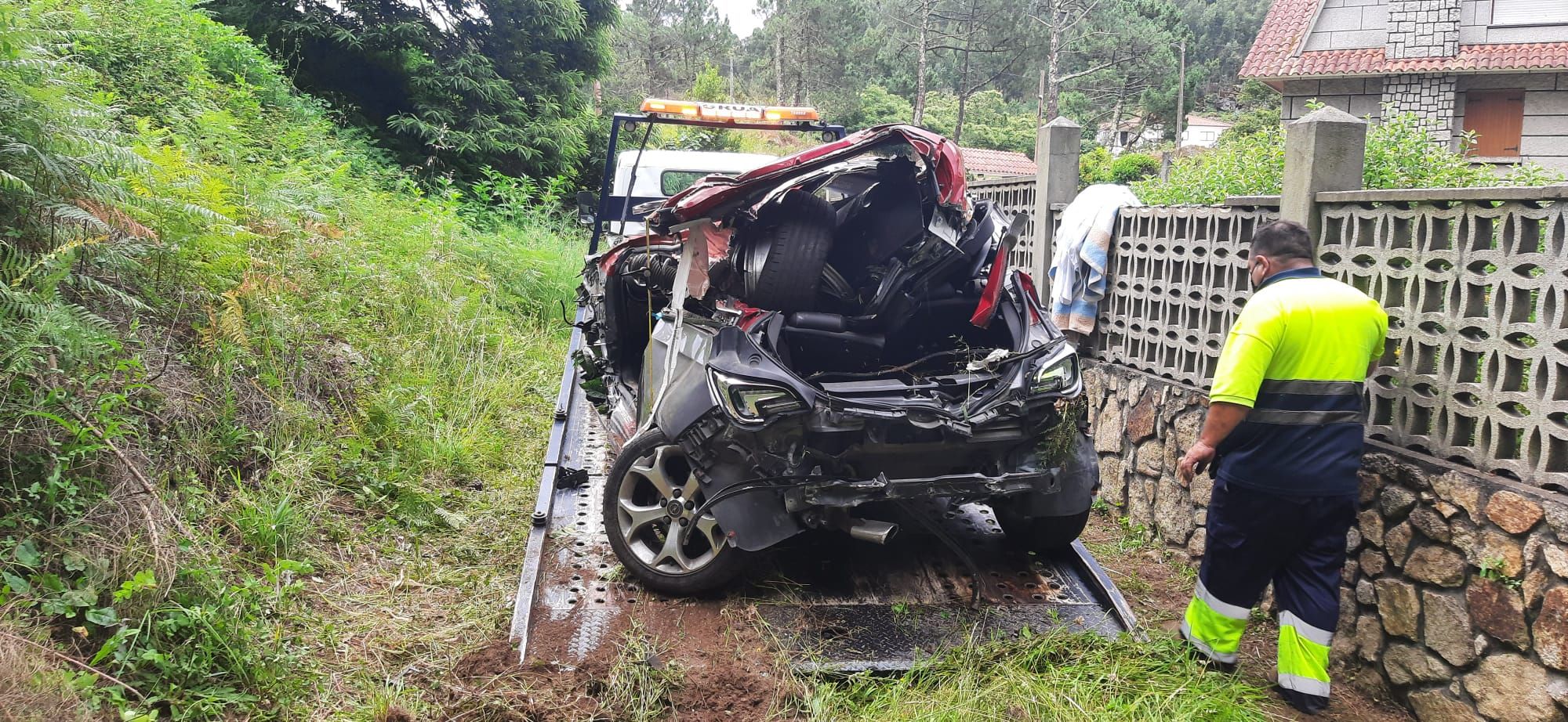 Un vigués muere tras caer con su coche por un terraplén en Cangas