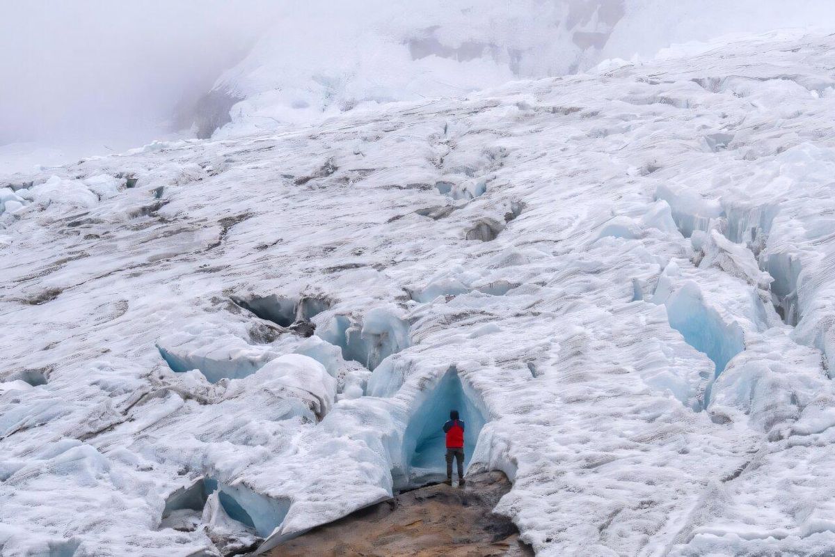 Un turista explora el glaciar Ritacuba Blanco en el Parque Nacional Natural Nevado El Cocuy en el departamento de Boyacá, Colombia.