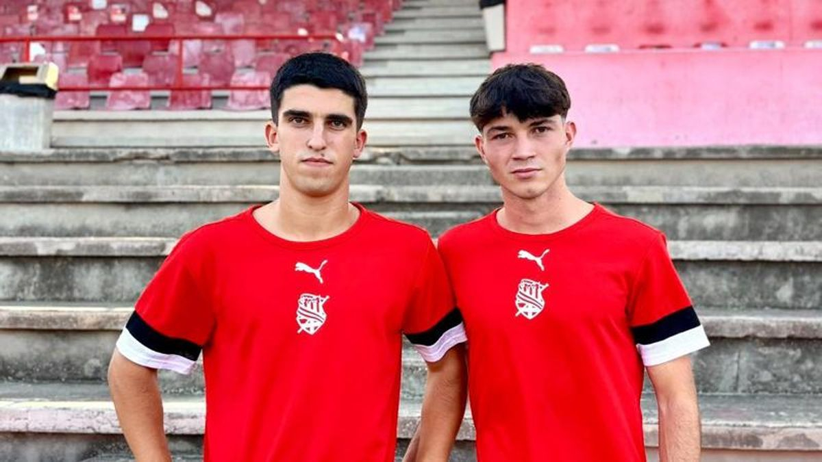 Joel Montero i Arnau Coromina amb la samarreta d'entrenament del CE Manresa