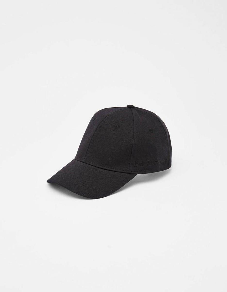 Gorra negra de Bershka (precio: 5,99 euros)