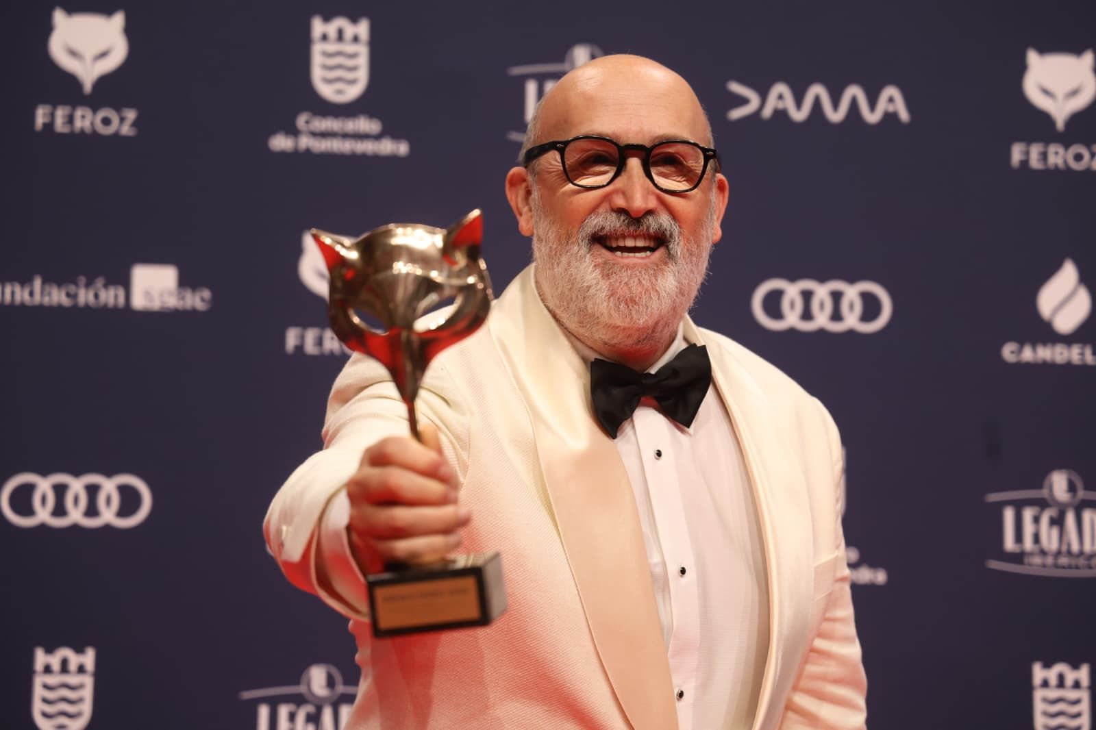 Javier Cámara posa con su premio Gustavo Santos (8)