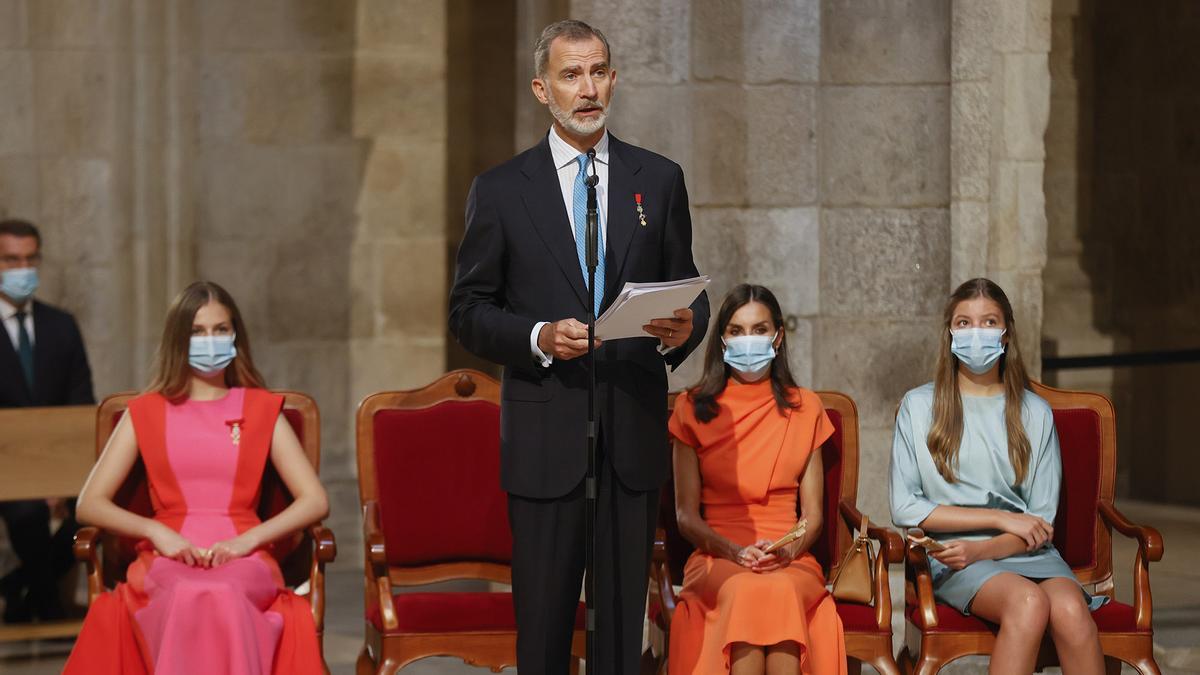 El rey Felipe VI realiza la Ofrenda al Apóstol acompañado de la reina Letizia y sus hijas