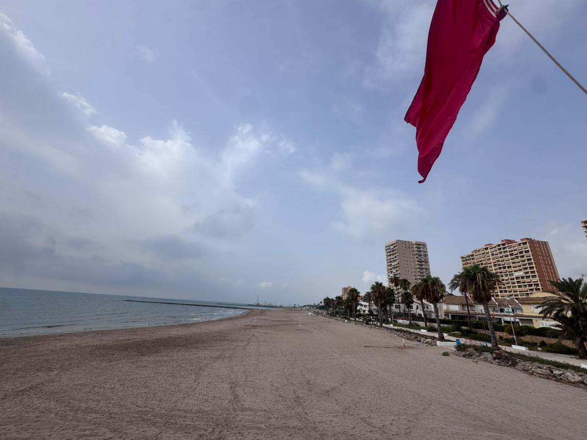 Bandera roja en la playa del Puig.