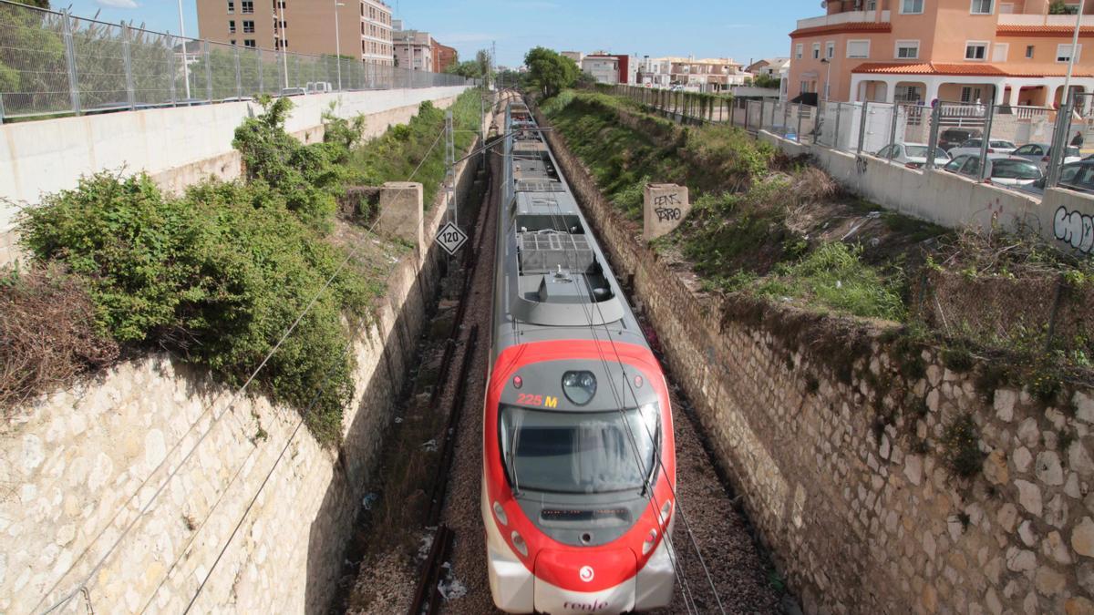 El tren Cullera-Gandia a su paso por la Safor.