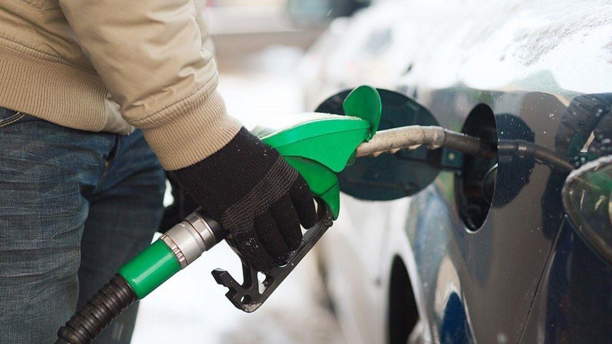 Una persona reposta gasolina en su coche.