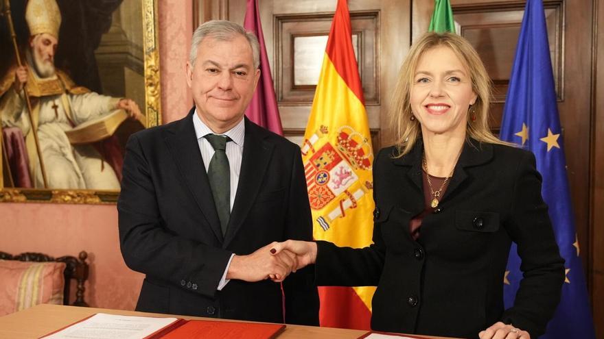 Vídeo | PP y Vox sellan su pacto en Sevilla con el rechazo de inmigrantes al padrón en el foco