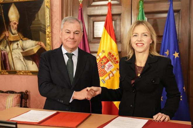 Vox presiona al PP en el Ayuntamiento de Sevilla y le obliga a votar la "prioridad nacional" antes de negociar un acuerdo con Juanma Moreno