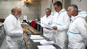 El presidentedel Gobierno, Pedro Sánchez visita el laboratorio forense instalado en Cuelgamuros para la identificación de los restos de víctimas de la Guerra Civil.