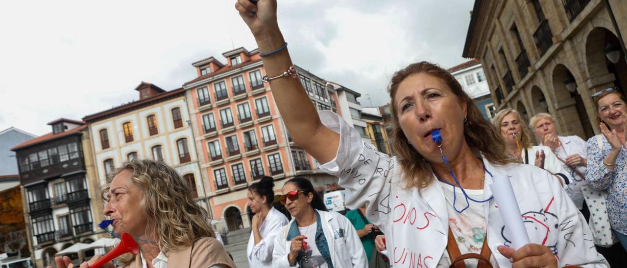 Manifestantes durante la protesta de ayer en Avilés. | Mara Villamuza