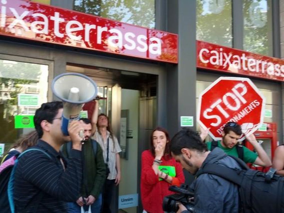 Concentració davant Caixa Terrassa, al passeig de Sant Joan.