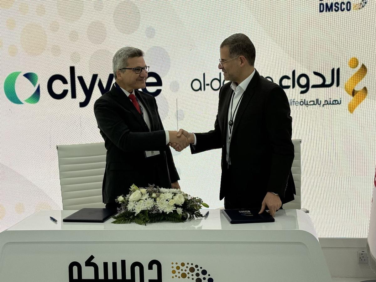 Jordi Bellvehí en la firma del contracte de distribució exclusiva pel sector hospitalari a l'Aràbia Saudita.