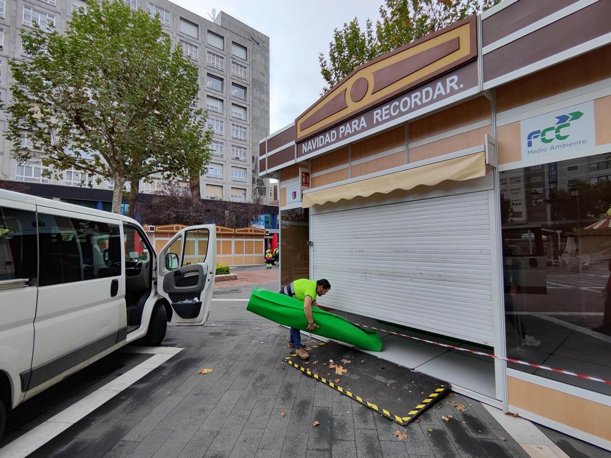 Los operarios ultiman los trabajos en las casetas del mercado navideño para su apertura el día 25.