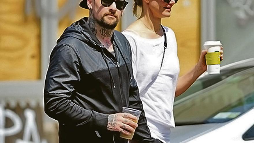 Benji Maden y Cameron Diaz, juntos de paseo.  // splashnews