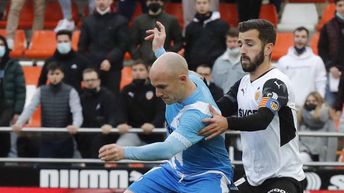 Gayà e Isi, pujando por un balón en Mestalla