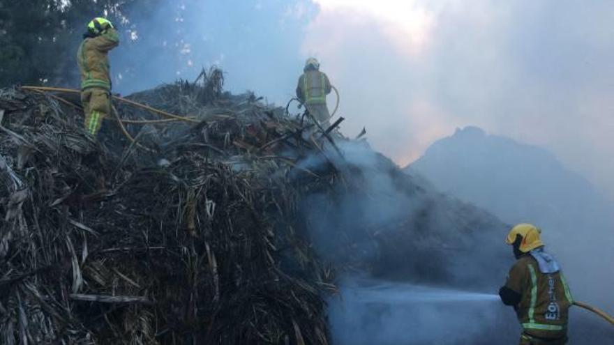 Alarma por un incendio en la planta de restos verdes de Dénia